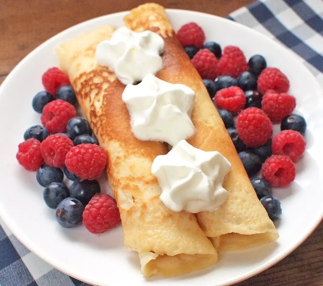 Palačinky s ovocem a šlehačkou