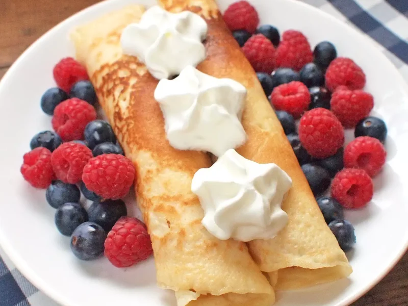 Palačinky s ovocem a šlehačkou